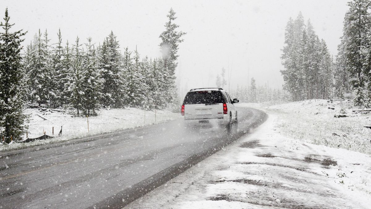 Moving In The Winter? Let's Do it Safely. 3 Extreme road and weather conditions can cause vehicular accidents.