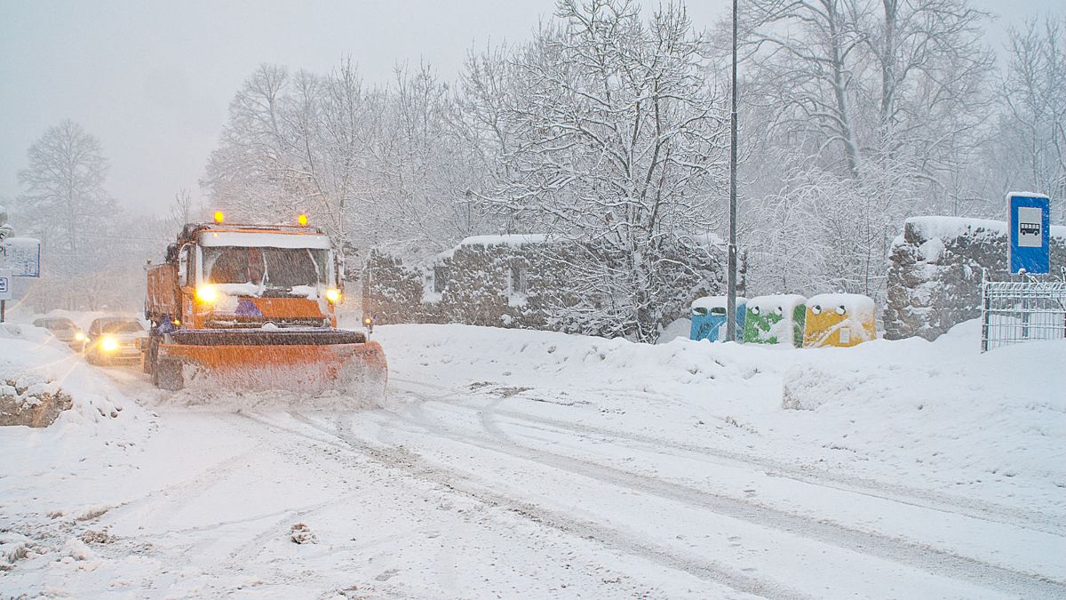 Moving In The Winter? Let's Do it Safely. 5 Knowing the snow plowing schedule can help you plan the time of moving in.